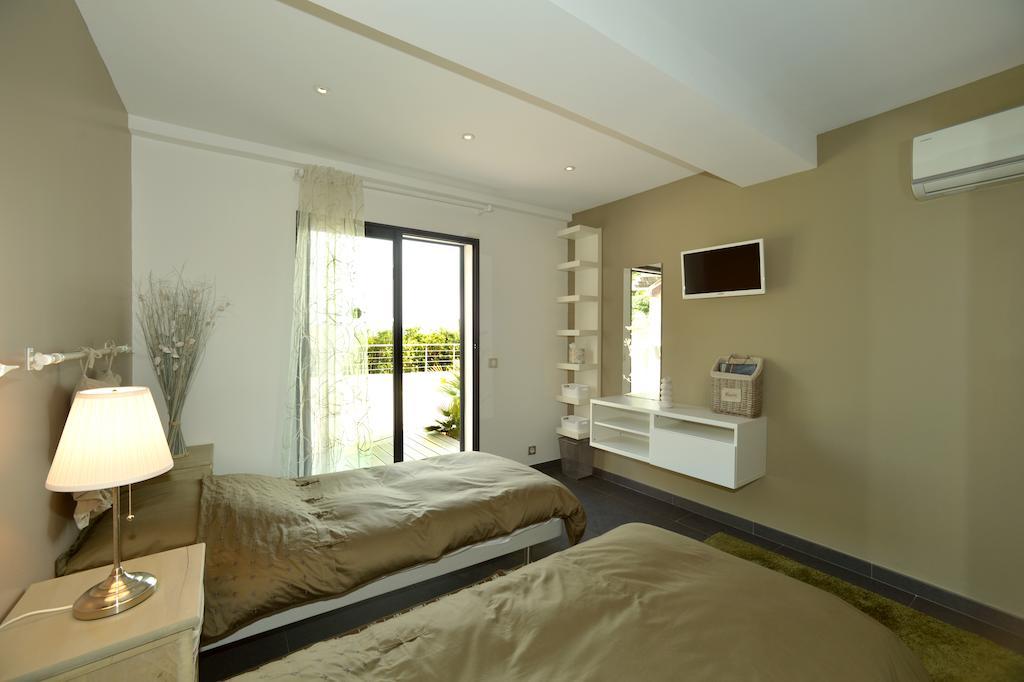 Villa Louancelie B&B กาวาแลร์-ซูร์-แมร์ ห้อง รูปภาพ